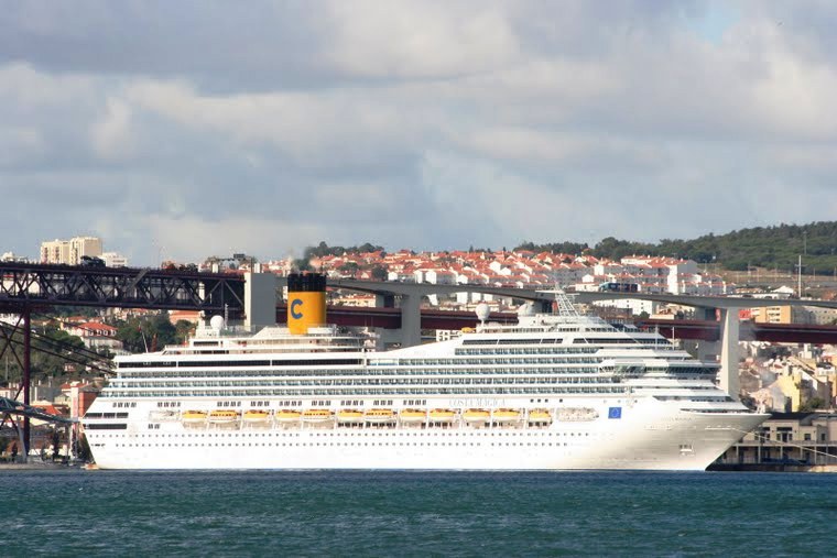 Crucero atracado en el puerto de Lisboa